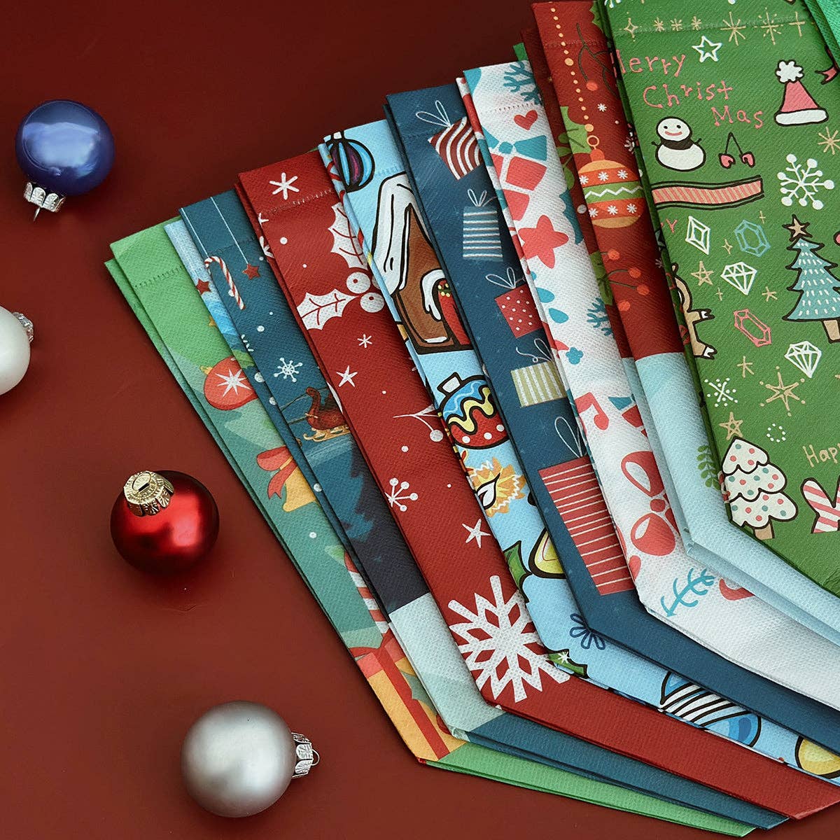 Wrapables Non-Woven Reusable Christmas Holidays Gift Bags: Christmas Holidays